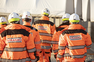 Bauarbeitern auf der Baustelle Foto von zwei Bauarbeitern auf der Baustelle