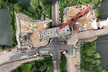 Vogelansicht einer Baustelle des Straßenbauprojekts HS2 in Großbritannien 