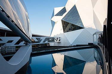 Foto des hochmodernen Sky Venture Buildings in den vereinigten arabischen Emiraten 