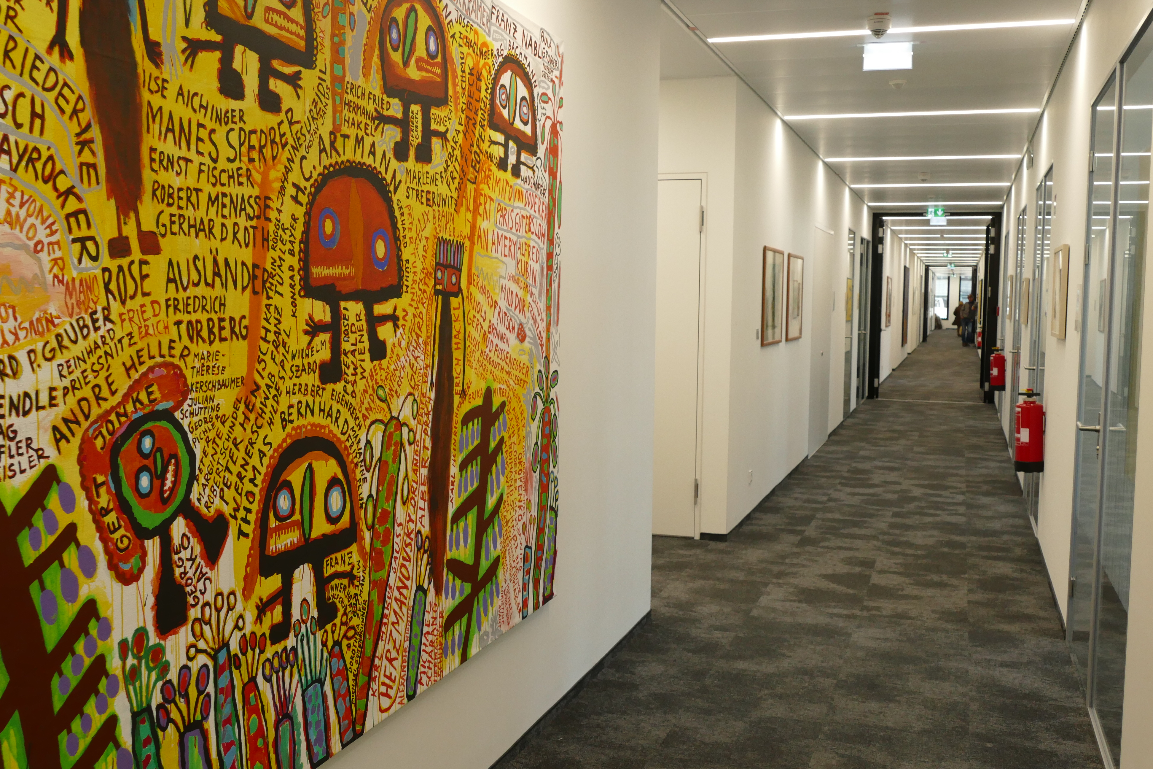 Hallway in the STRABAG office in Cologne with paintings on the walls