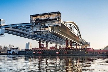 Foto einer in Bau befindlichen Brücke über einen Fluss