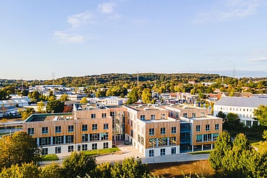 Foto der Universität Witten/Herdecke, nachhaltig gebaut mit Holz 