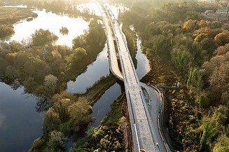 Foto einer Autobahnstraße HS2, die direkt durch Wald und Gewässer führt 