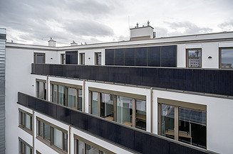 Foto zeigt Hausfassade die mit PV-Panelen ausgerüstet ist um die Emissionen in der Nutzungsphase des Gebäudes zu reduzieren