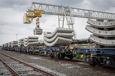 Foto vom Transport einer Tunnelbohrmaschine auf Gleisen