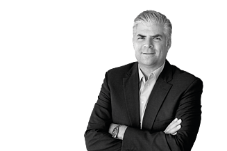 CEO Stefan Kratochwill CEO Stefan Kratochwill lächelnd mit verschränkten Armen