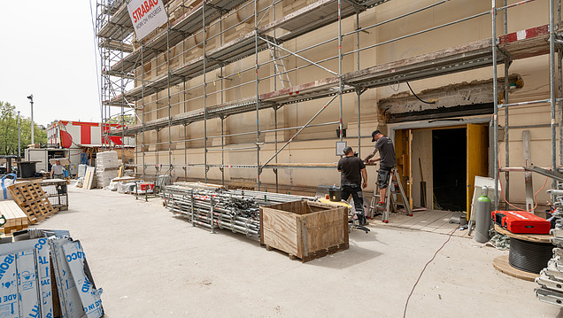 Foto einer Außenfassade, die renoviert wird