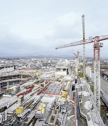 Foto einer Baustelle mit Kran