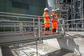 Foto von zwei Bauarbeitern auf der Baustelle