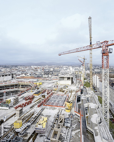 Foto einer Baustelle mit Kran