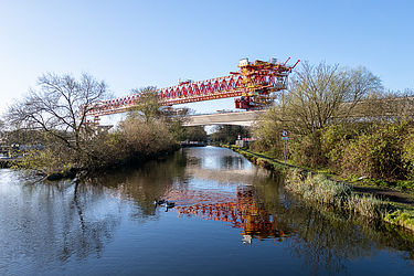 Foto des Colne Valley Viaduct von HS2 über den Grand Union Canal 