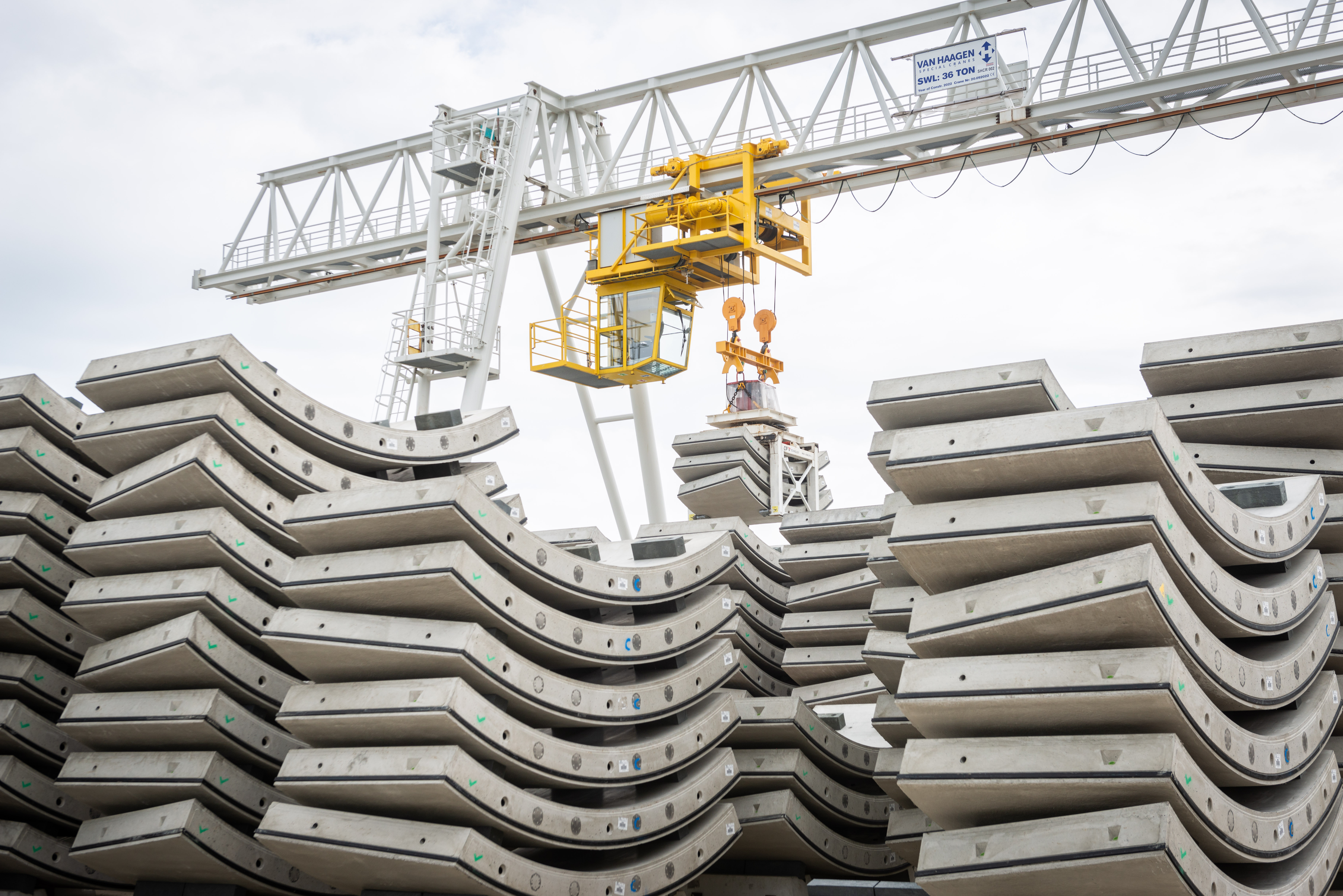 Foto von einer Baustelle mit Fertigteilen