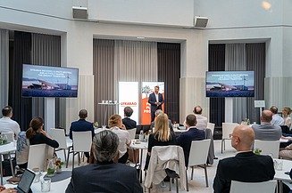 CEO Klemens Haselsteiner presents in front of an audience