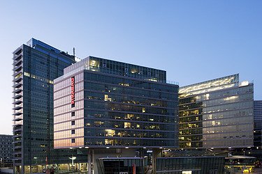 Außenansicht des STRABAG Standorts Wien bei Nacht