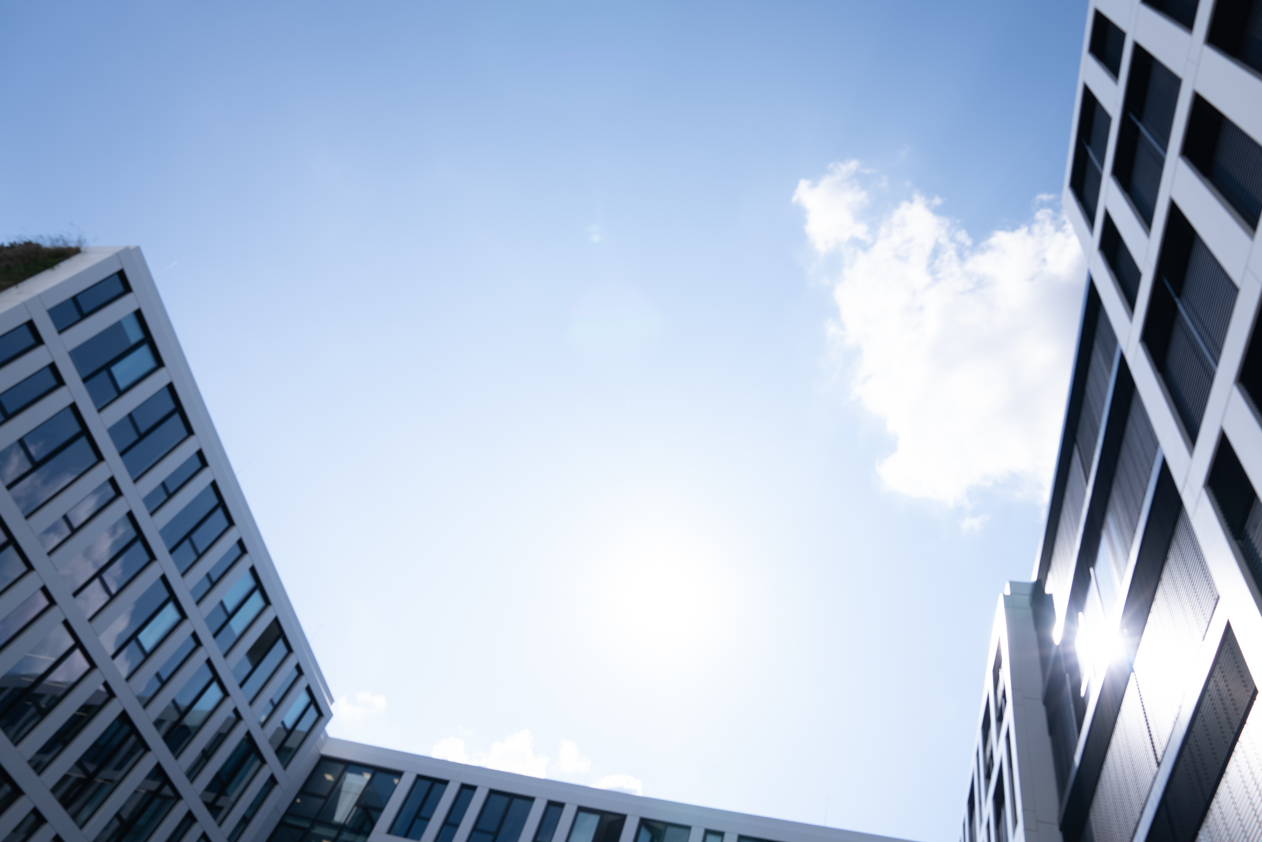 Foto von dem Himmel, in dem man am Rand den STRABAG Standort in Stuttgart sueht