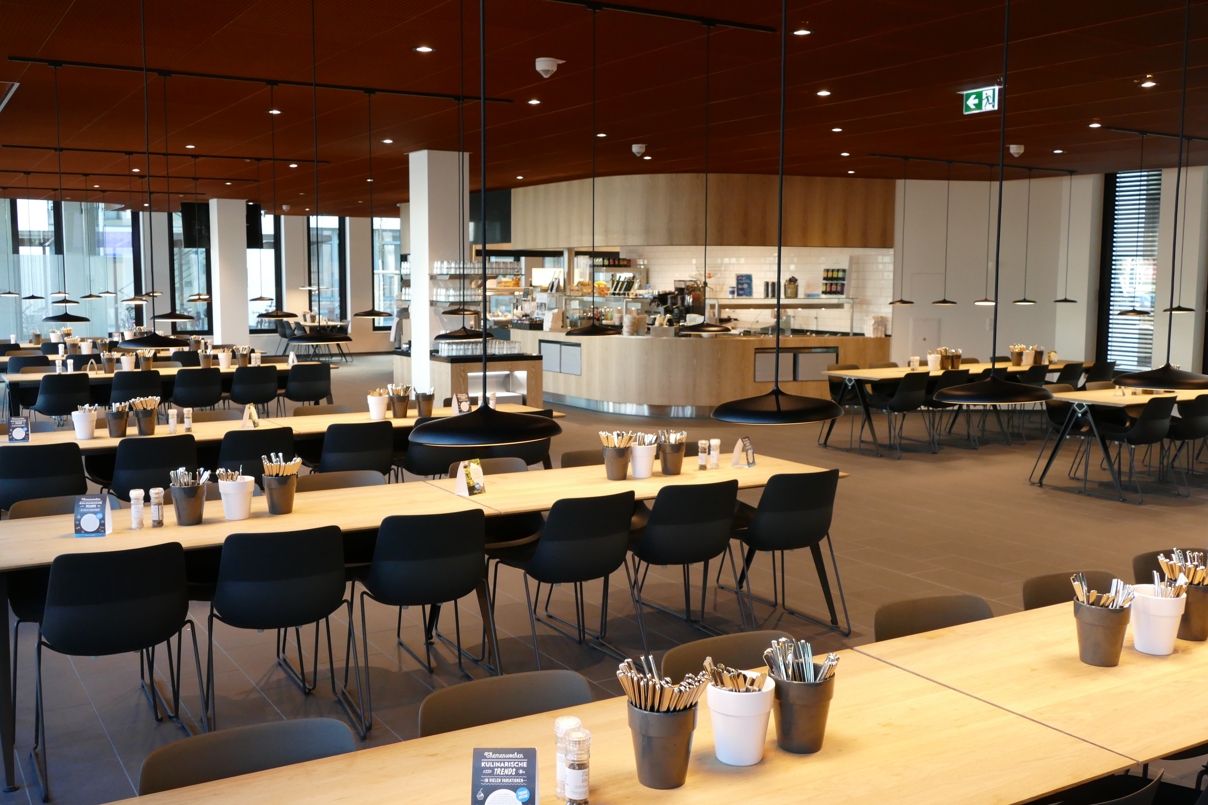 Photo of canteen area with seating in the STRABAG office in Cologne