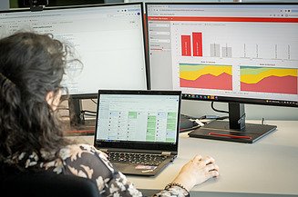 Photo of STRABAG employee evaluating energy data on a PC